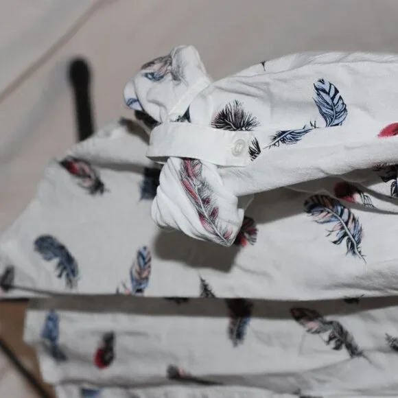 Candies Womens XL Feather Blouse Roll Tab Long Sleeve Hidden Button Down GUC - Picture 4 of 8